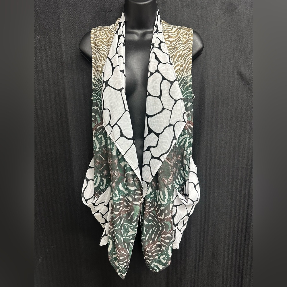Alberto Makali Black and White Organic Abstract sleeveless cardigan with pockets - Picture 8 of 8